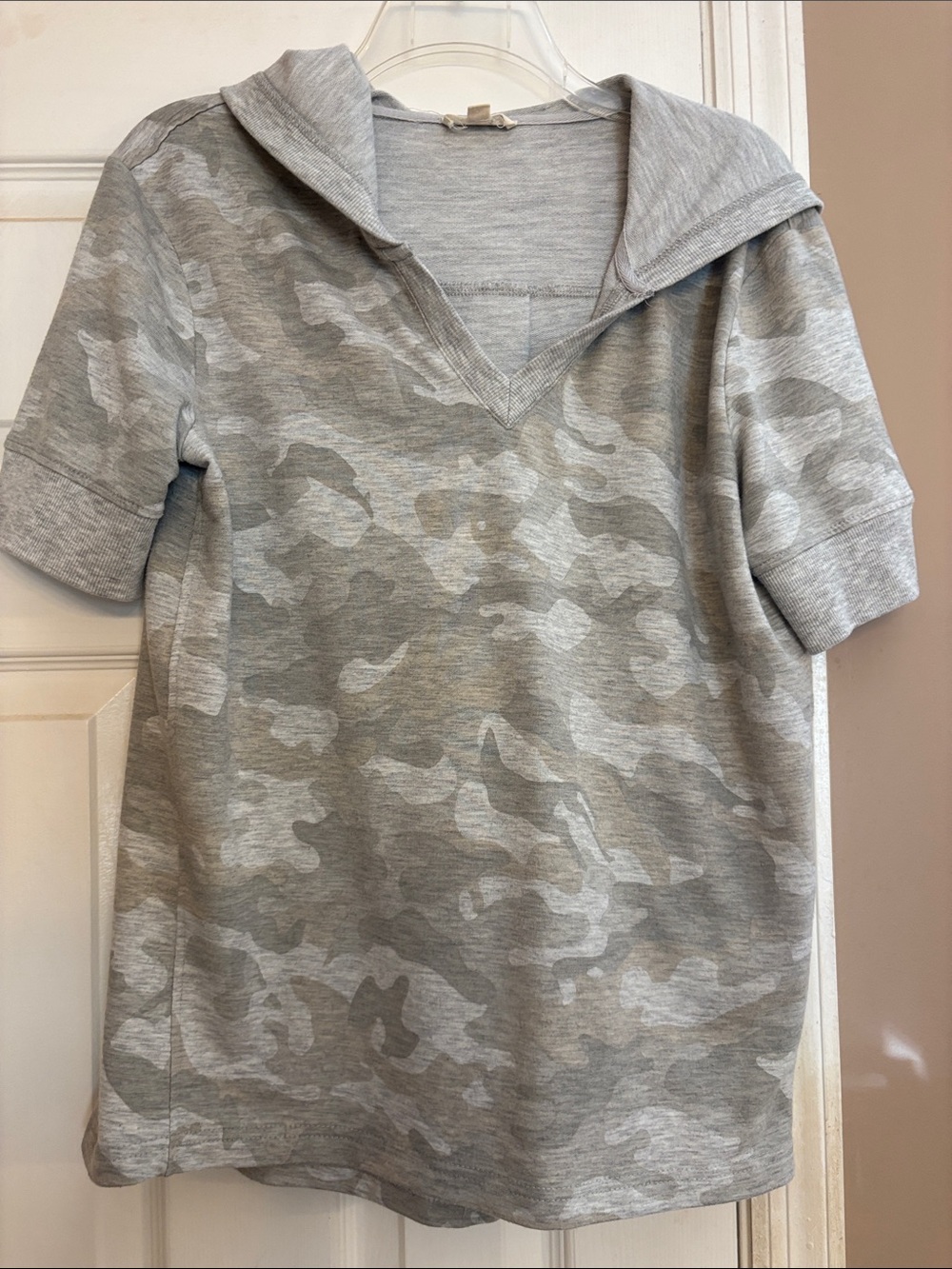 Jane and Delancey Grey Camo Short-Sleeve Hooded Top Medium